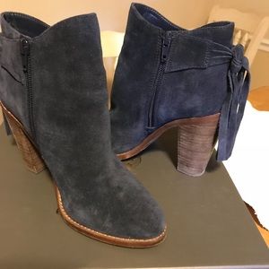 EUC Vince Camuto Linford Navy Suede Booties
